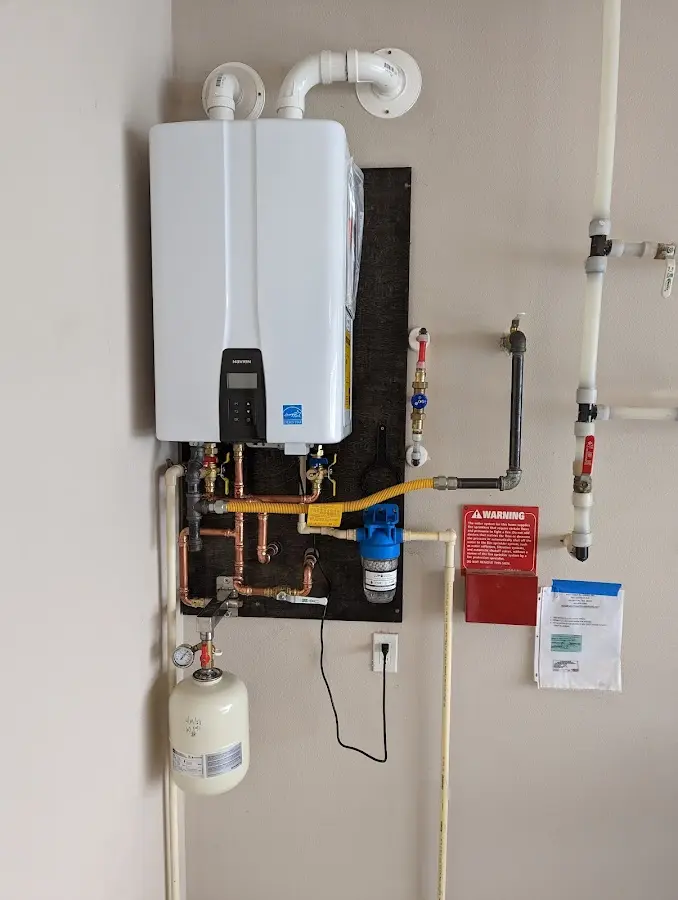 Professional plumber installing copper piping in a Kahaluu-Keauhou home